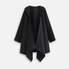 Cape poncho noire à capuche femme avec manches longues ouvertes vue de dos