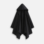 Cape poncho à capuche femme noire ouverte manches longues vue de face