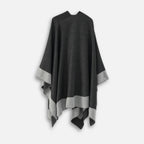 Cape poncho femme bicolore noir et gris avec passant de maintien, vue de face