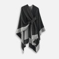 Cape poncho femme bicolore noir gris clair avec passant de maintien, vue de face étalée