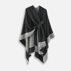 Cape poncho femme bicolore noir gris clair avec passant de maintien, vue de face étalée