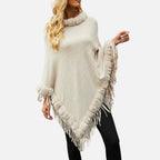 Femme blonde portant cape poncho coton écru col fourrure franges