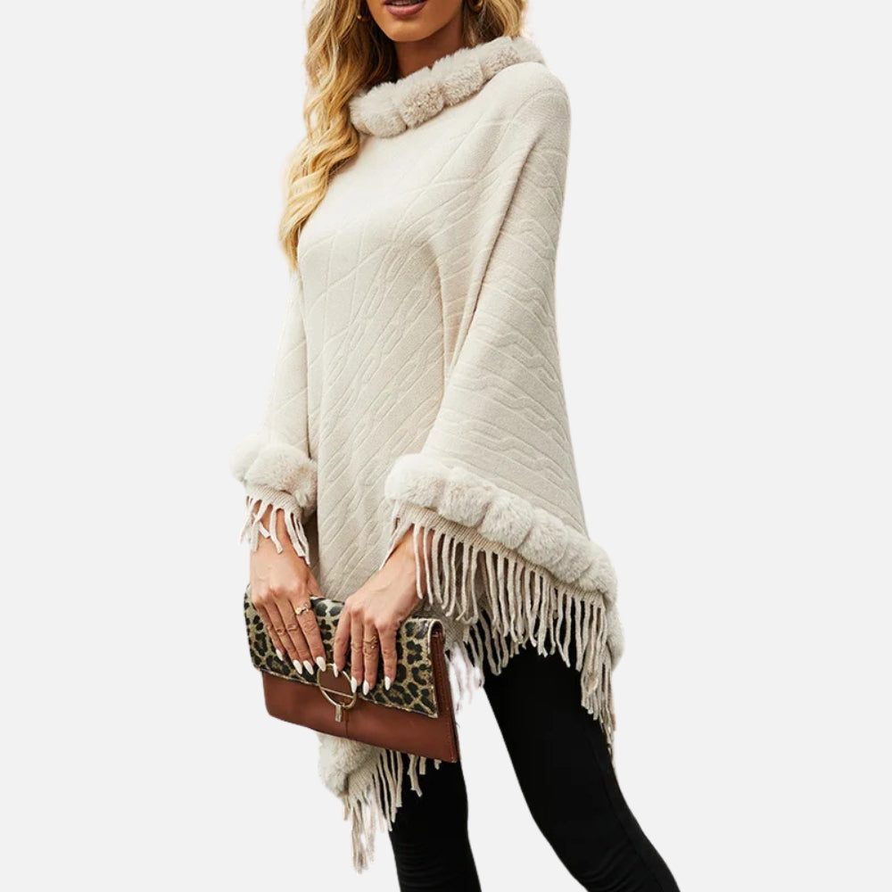 Cape poncho en coton écru femme avec col fourrure et franges, portée de face