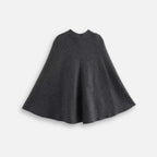 Cape poncho femme gris anthracite col montant avec boucle métal, vue de face à plat