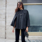 Femme portant cape poncho gris anthracite col montant avec boucle métal, vue de face
