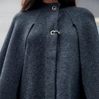 Cape poncho femme gris anthracite col montant avec boucle métal, vue de dos portée