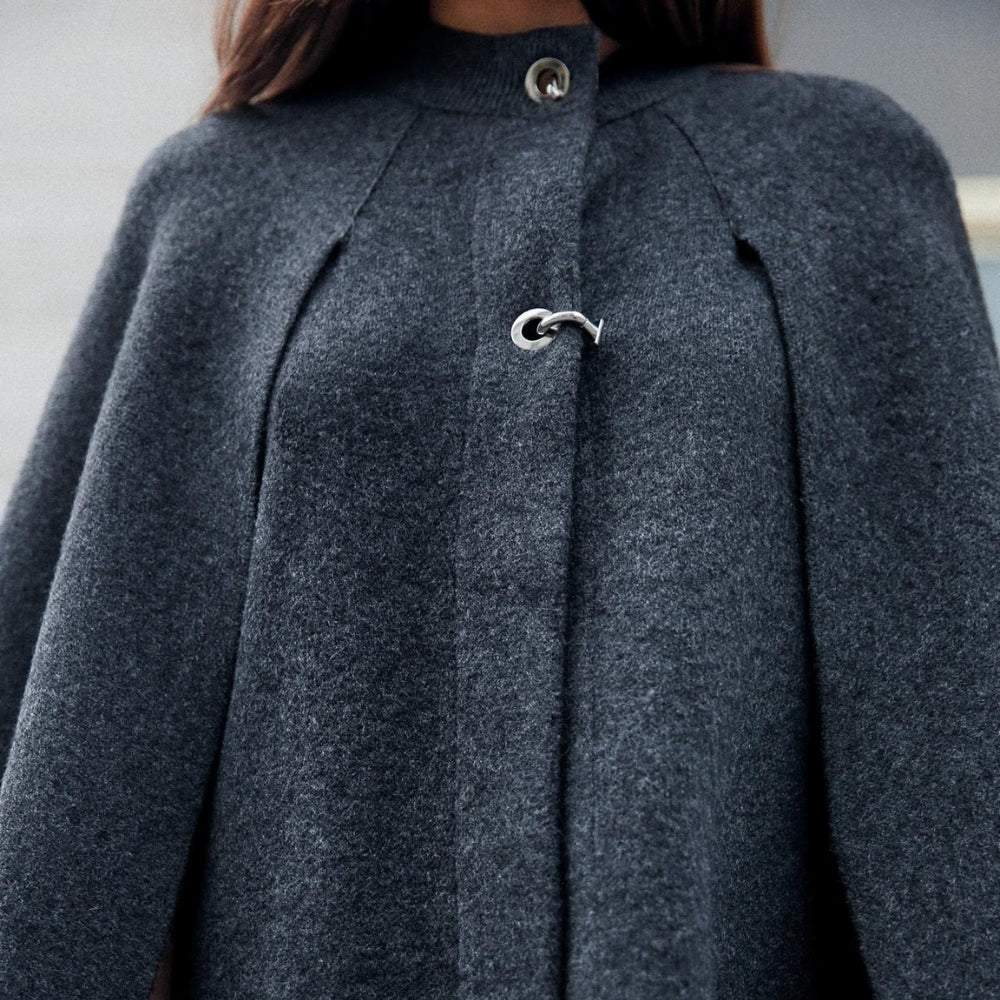 Cape poncho femme gris anthracite col montant avec boucle métal, vue de dos portée