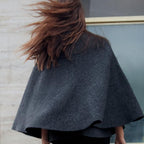Femme portant cape poncho coton gris anthracite col montant boucle métal, vue de dos
