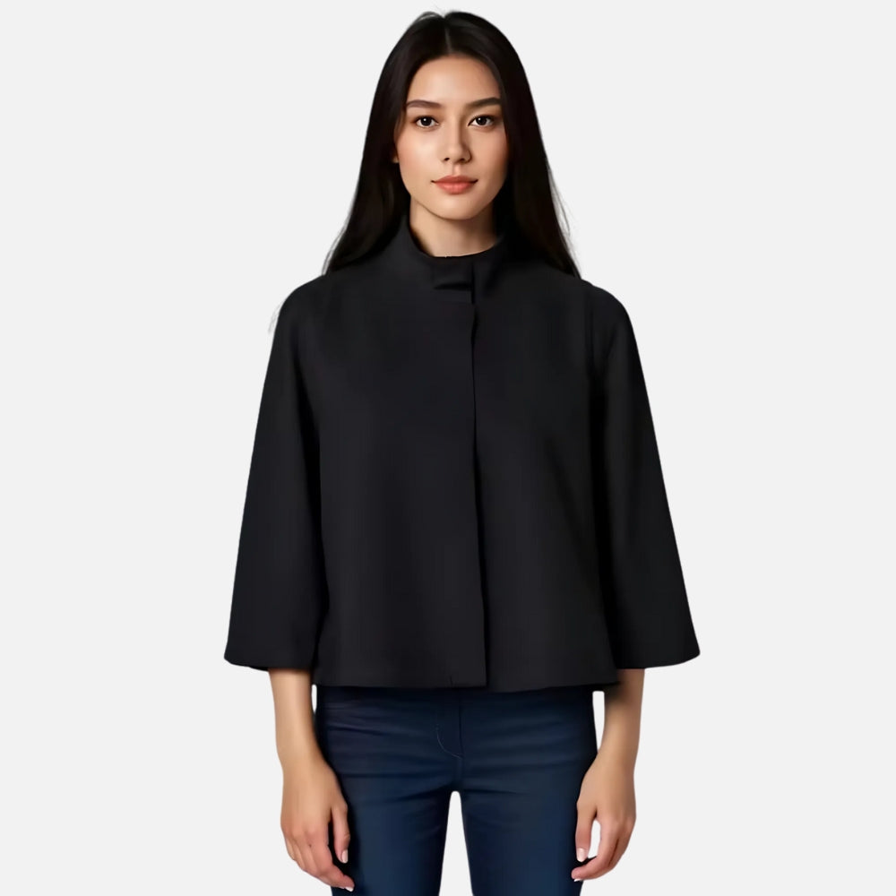 Femme portant cape poncho coton noir col montant manches trois-quarts vue de face