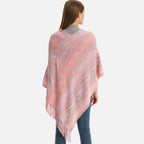Femme portant cape poncho coton rose chiné col V avec franges, vue de dos