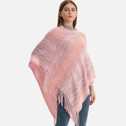 Cape poncho femme en coton rose chiné avec col V et franges, tricot texturé porté de profil