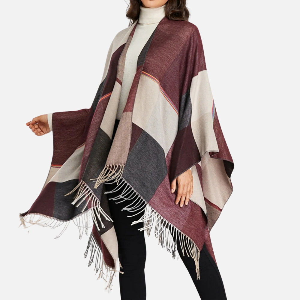 Femme portant cape poncho coton carreaux bordeaux gris beige franges devant ouvert
