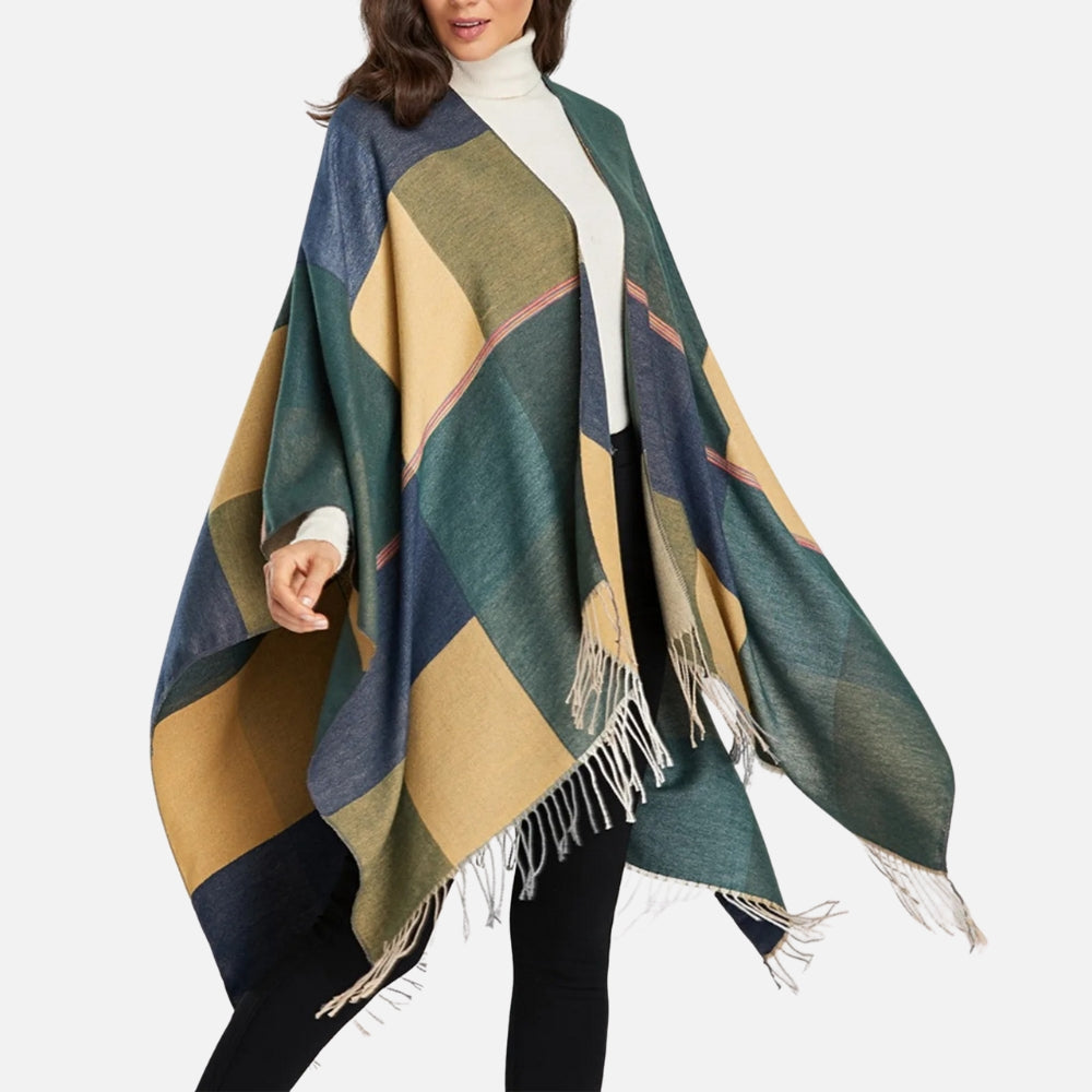 Cape poncho femme coton à carreaux bleu vert beige avec franges, portée de face ouvert devant