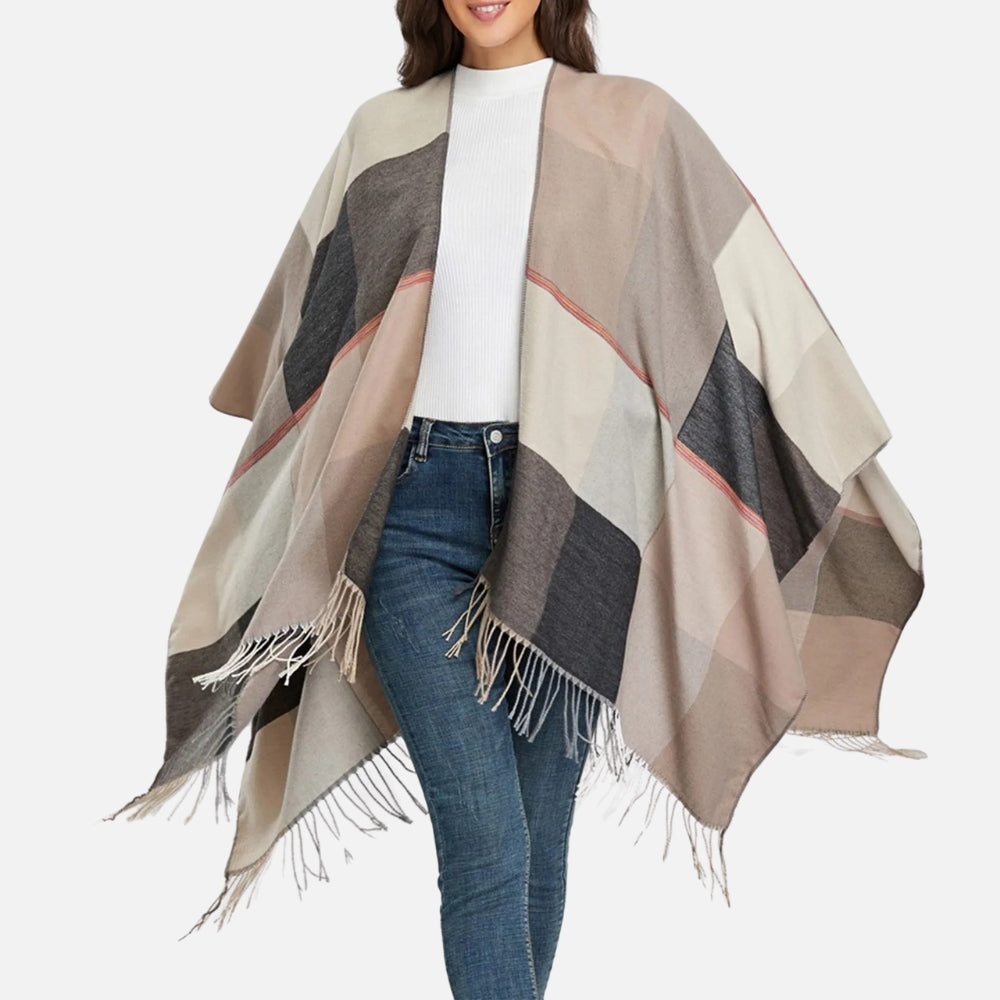 Cape poncho femme coton carreaux beige gris franges portée vue de face