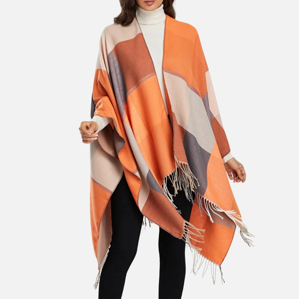 Femme portant cape poncho coton carreaux orange beige franges, ouvert devant