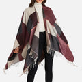 Femme portant cape poncho carreaux bordeaux gris beige franges coton ouvert devant