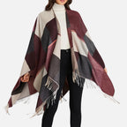 Femme portant cape poncho carreaux bordeaux gris beige franges coton ouvert devant