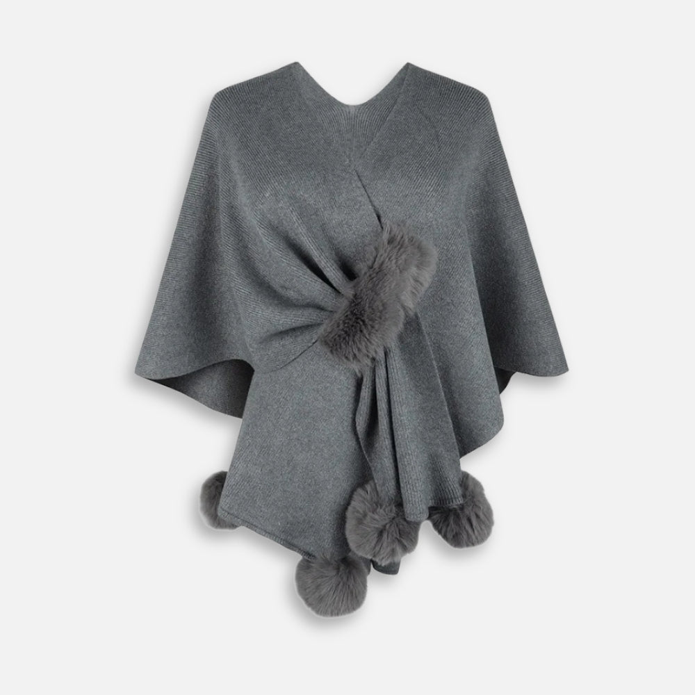 Cape poncho gris femme sans manches avec pompons fausse fourrure, vue de face