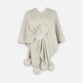 Cape poncho en coton beige clair avec pompons fausse fourrure, vue de face sans manches