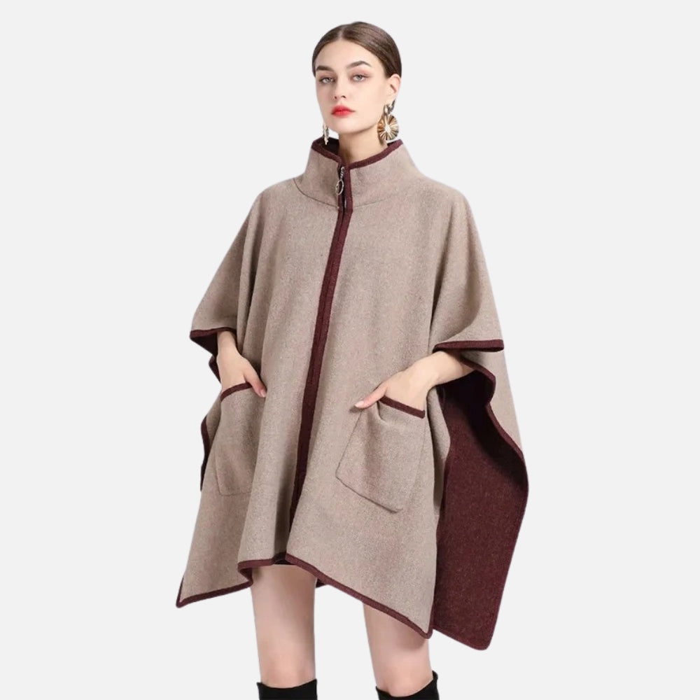 Cape poncho femme beige et bordeaux zippée col montant avec poches plaquées, portée de face