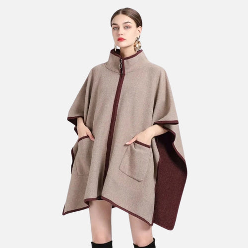 Cape poncho femme beige et bordeaux zippée col montant avec poches plaquées, portée de face