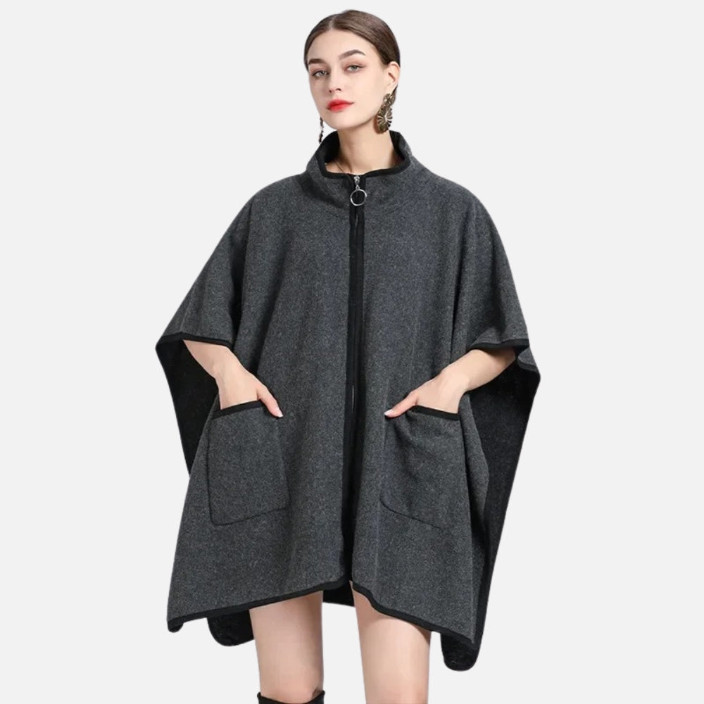 Cape poncho coton femme grise zippée col montant avec poches plaquées, portée de face