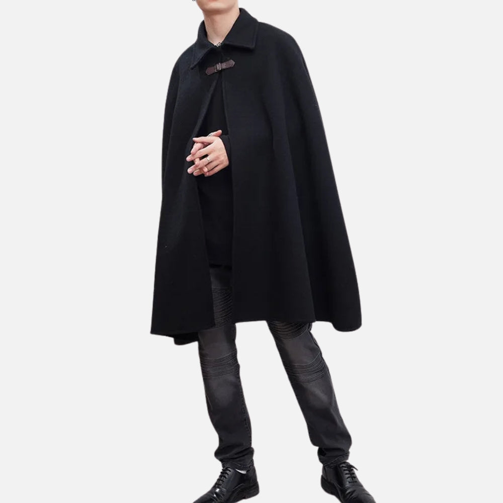 Homme portant cape poncho coton noir col chemise avec boucle cuir, vue de face
