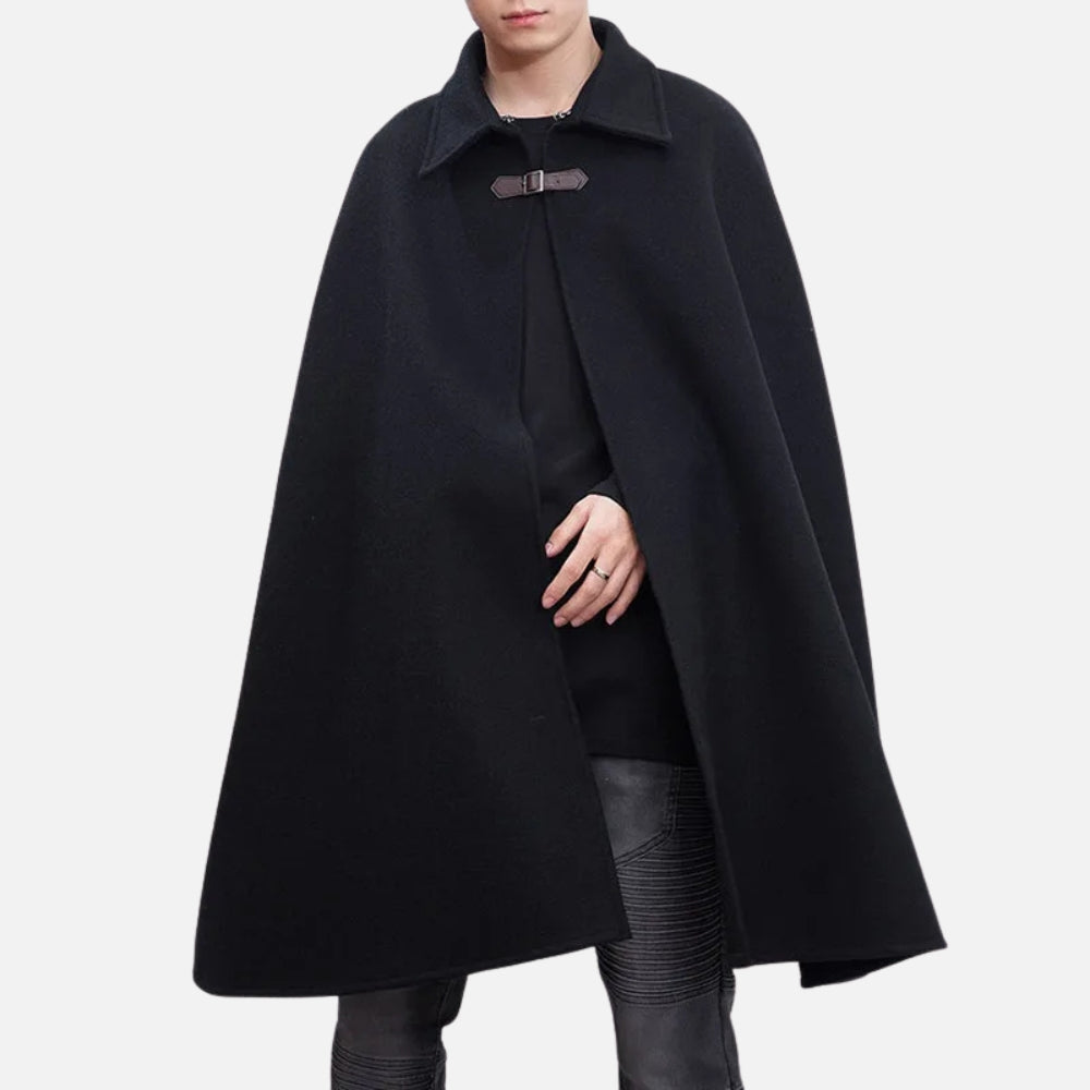 Cape poncho en coton noir col chemise avec boucle cuir, portée de face par un homme