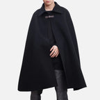 Cape poncho en coton noir col chemise avec boucle cuir, portée de face par un homme