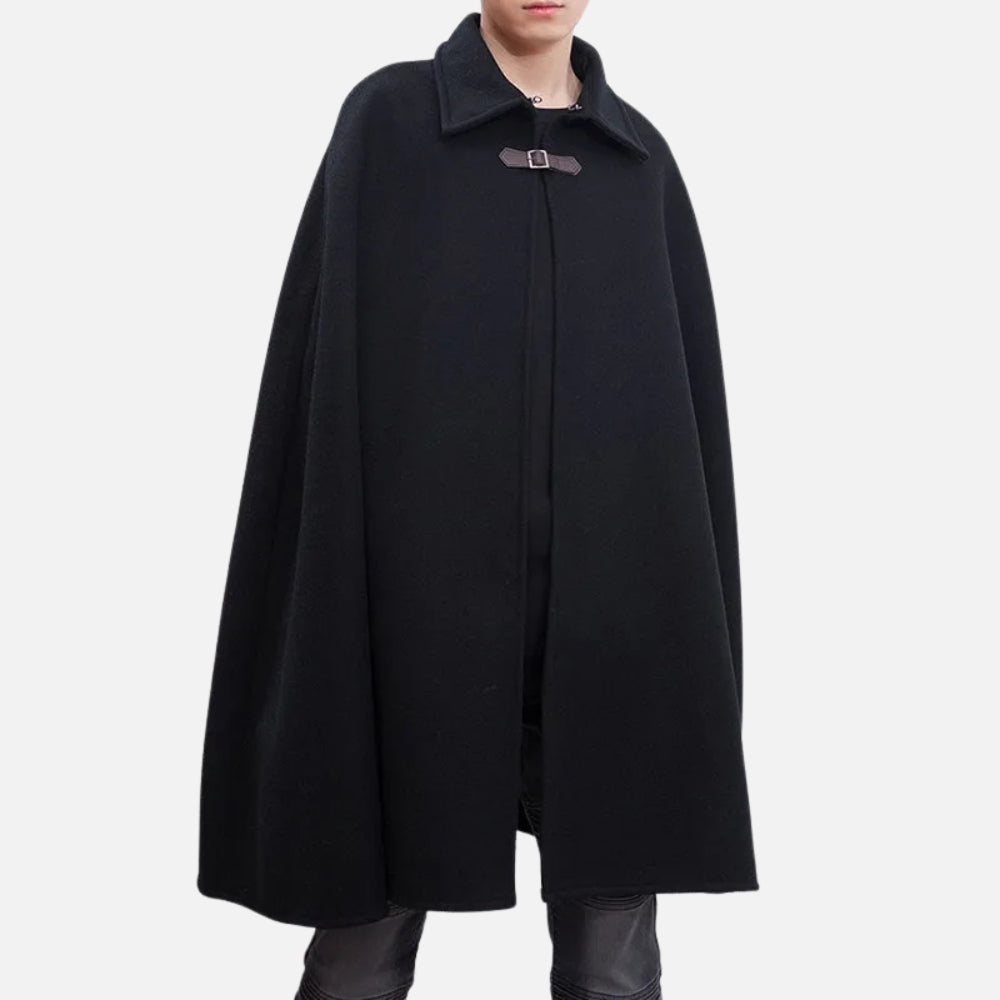 Cape poncho coton noir homme col chemise avec boucle cuir, vue de face portée
