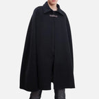 Cape poncho coton noir homme col chemise avec boucle cuir, vue de face portée