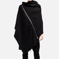 Homme portant cape poncho coton noir avec zip diagonal et col montant