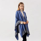 Femme portant cape poncho bicolore bleu et gris avec franges, vue de face sur fond blanc