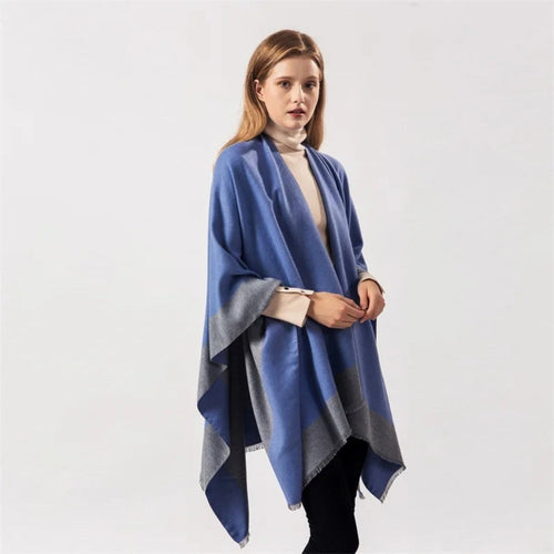 Femme portant cape poncho bicolore bleu et gris avec franges, vue de face sur fond blanc