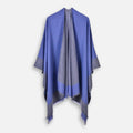 Cape poncho femme bicolore bleu et gris avec franges ouvertes, vue de face