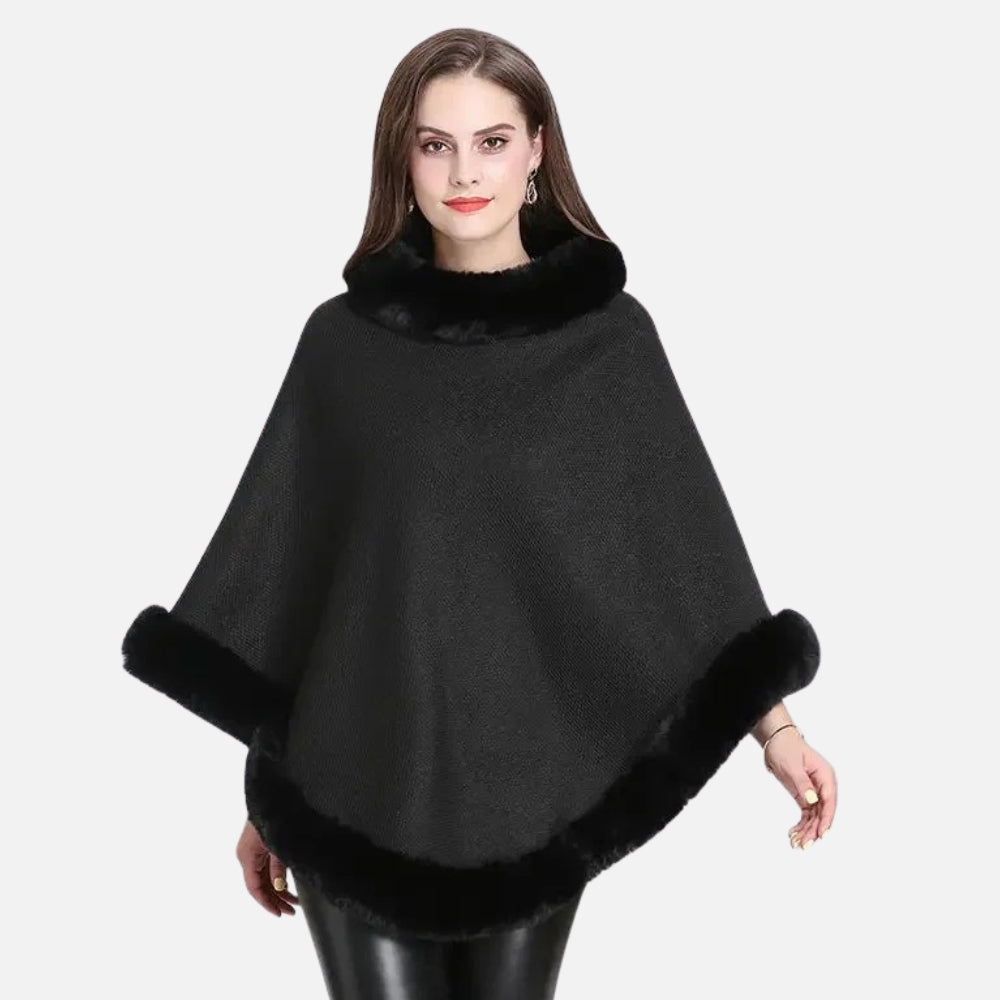 Cape poncho femme noire col montant avec bords en fourrure, portée de face sur fond blanc