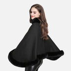 Cape poncho femme noire col montant avec bords fourrure, vue de dos, portée