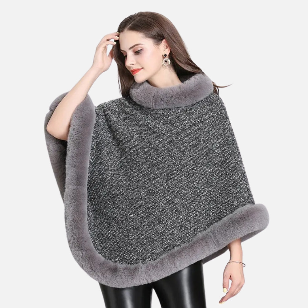 Femme portant cape poncho grise col montant bords fourrure maille coton, vue de face