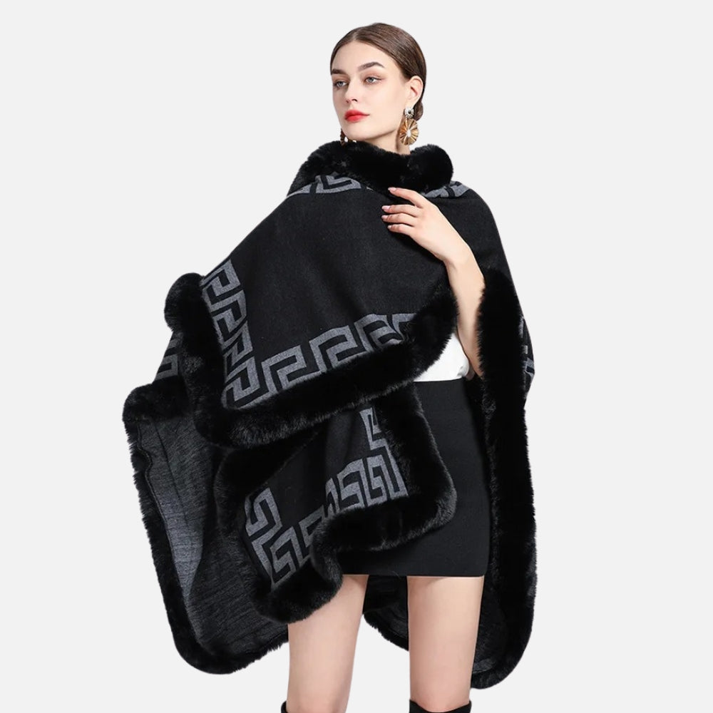 Femme portant cape poncho noire avec bordure fourrure et motif grec gris