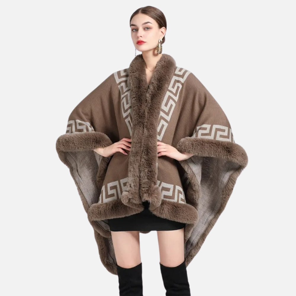 Cape poncho femme taupe bordure fourrure motif grec géométrique portée de face