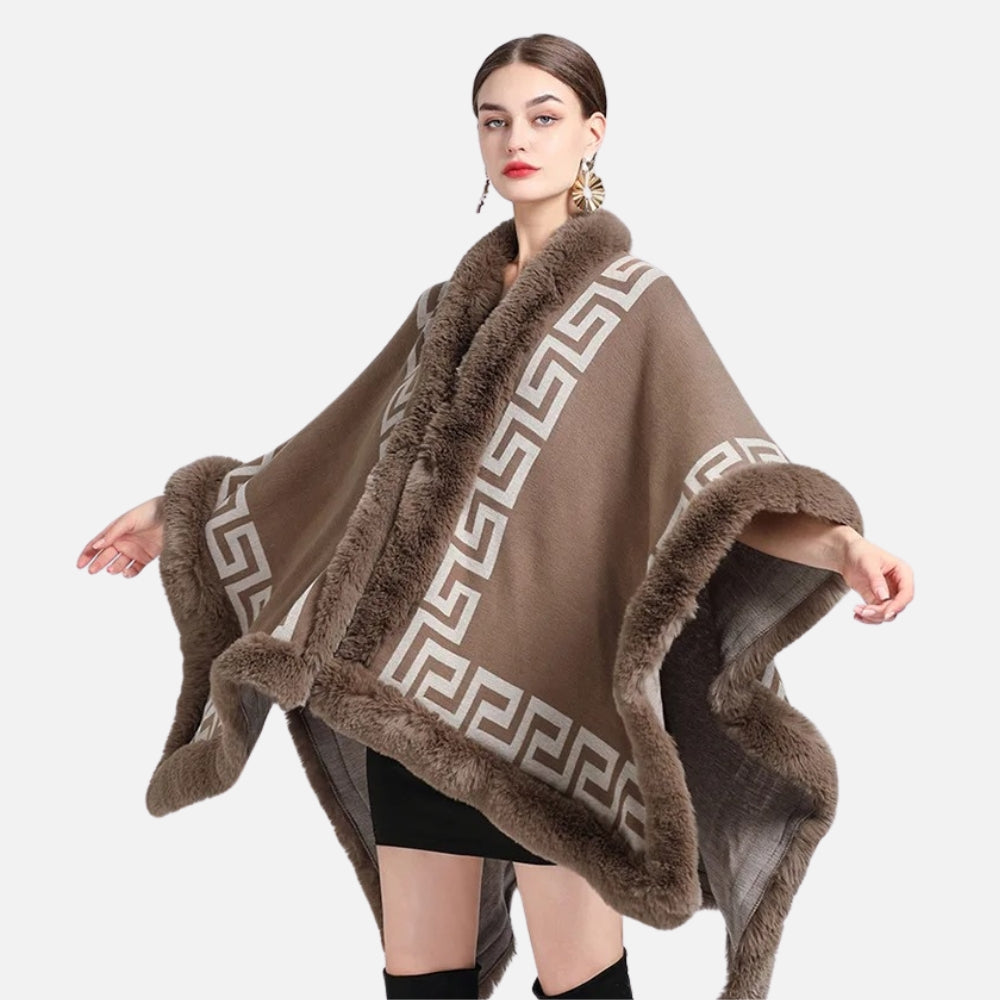 Cape poncho femme taupe bordure fourrure motif grec porté de trois quarts