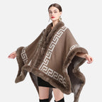 Cape poncho femme taupe bordure fourrure motif grec porté de trois quarts
