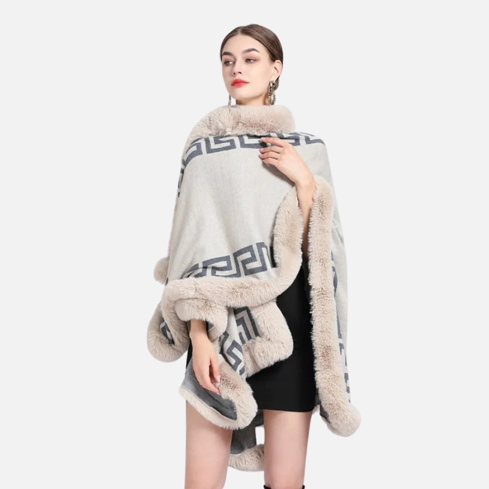 Cape poncho femme beige fourrure motif grec coton hiver portée dos vue trois quarts