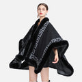 Cape poncho femme noire bordure fourrure motif grec géométrique portée vue de face