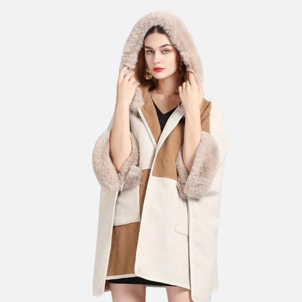 Cape poncho femme capuche fourrure bicolore beige camel vue de face portée