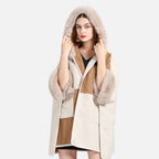 Cape poncho femme capuche fourrure bicolore beige camel vue de face portée