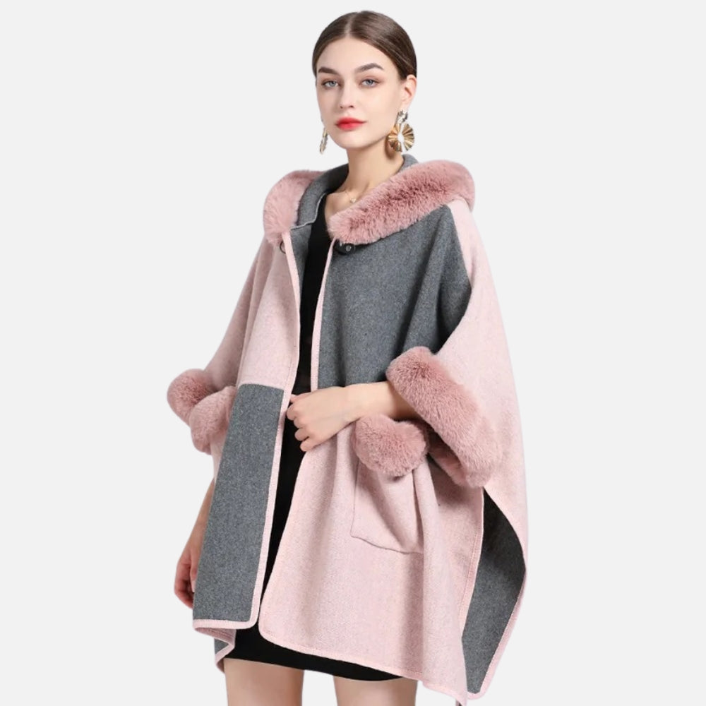 Cape poncho femme avec capuche et fourrure, bicolore rose et gris, portée de face