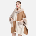Cape poncho femme bicolore beige camel avec capuche et col fourrure porté de face