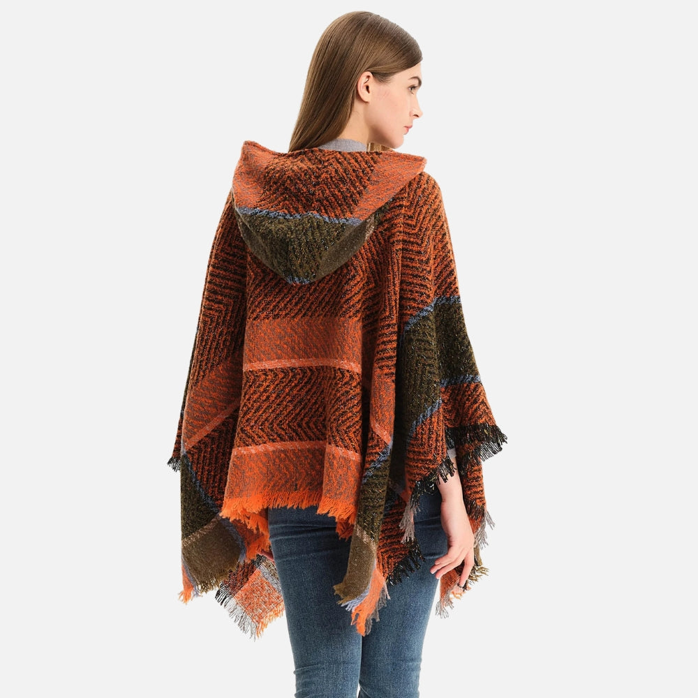 Femme portant cape poncho capuche orange motif chevron franges dos vue profil