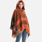Cape poncho femme capuche franges motif chevron orange kaki vue de dos portée